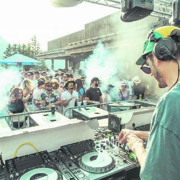 ON:TOP Daydance auf dem Eggli - Der Berliner DJ «Robosonic» heizte mit seinem Set während dem Sonnenuntergang so richtig ein.