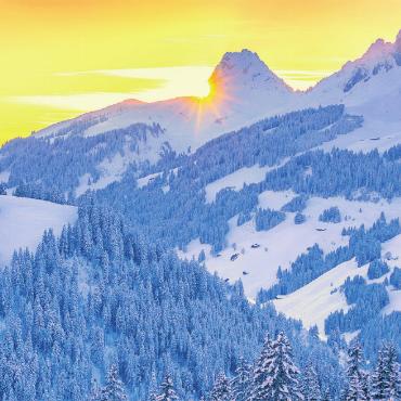 Trotzdem Ja zum Leben sagen – was uns Mut machen kann - Beeindruckende Wintersonnenaufgangsstimmung über dem Saanenland. FOTO: SIMON SCHUMACHER PHOTOGRAPHY