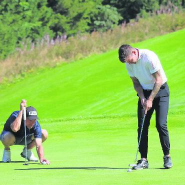 Drei Sieger und ein Eishockeystar - Eishockeyprofi Chris DiDomenico ist auch ein leidenschaftlicher Golfer. FOTOS: ADRIAN RUCH