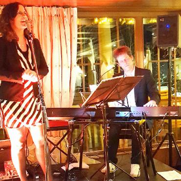 «It’s wonderful», was im Hotel Ermitage in Schönried zu hören war - Das Duo «Caporicci» mit Annalisa Spagnoli und Andreas Michel begeisterte die Konzertbesuchenden. FOTO: EUGEN DORNBIERER-HAUSWIRTH