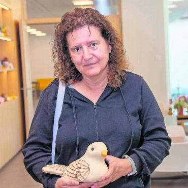 Grosse Begeisterung in den neuen Werkstätten der Alpenruhe - Elisabeth F. hat zwar gerade Ferien, stellte sich aber trotzdem gerne für ein kurzes Interview zur Verfügung. Seit 2005 wohnt sie in der Alpenruhe und arbeitet in der Töpferei. Es gefalle ihr sehr, Tauben oder die roten Tonschuhe für Pflanzen zu modellieren. Als gelernte Schneiderin ist sie auch gerne im Nähatelier und stellt dort Laptoptaschen und andere Taschen her. Arbeiten mit den Händen sei ihr wichtig, erzählt Elisabeth.