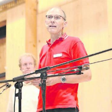 Food Festival für die Raiffeisen-Mitglieder - Der Vorsitzende der Bankleitung Dieter Leopold (in Rot) und Verwaltungsratspräsident Andreas Grünig freuten sich, so viele Mitglieder begrüssen zu dürfen.