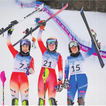 Jahresrückblick 2025 – Sport: Erfolge, die über das Saanenland hinausreichen - Sue Piller (Mitte) räumt weiterhin ab an den World University Games: Nach Gold und Silber folgt eine weitere Nach Gold und Silber folgt eine weitere Goldmedaille, diesmal im Slalom. FOTO: FISU