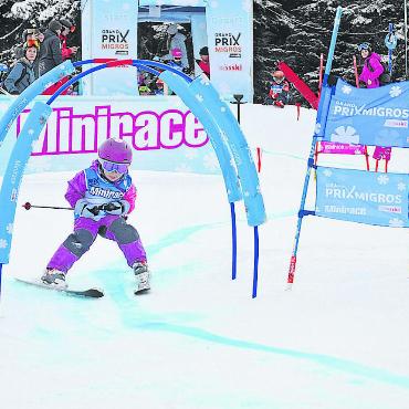 Grossartiges Skifest in Schönried - Juna Haldi passt farblich perfekt ins Minirace.