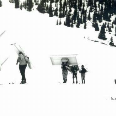 Die Grubenberghütte feiert ihr 60-Jahr-Jubiläum - Anlieferung des Mobiliars. FOTOS: ZVG