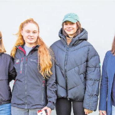 Mit einem bunten Blickfang die Bekanntheit steigern - Sie haben das Kunstgemälde realisiert: (von links) Nicki von Grünigen, Emilie Tschanz, Fiona Zingre mit Lehrerin Rahel Landolt. Es fehlen Laura Cottier und Rosalie Graf.