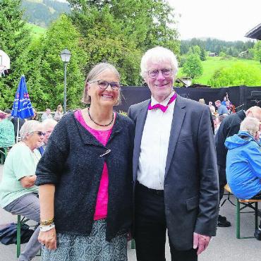 «Auf diesen Felsen will ich meine Kirche bauen» - Pfarrer Fritz Ehrensberger, eine der unzähligen Pfarrpersonen, schilderte humorvoll seine erste Begegnung mit Lauenen und die unruhige Nacht vor seinem ersten Gottesdienst. Zusammen mit seiner Frau Esther Bossard war er während gut acht Jahren für die Lauener Bevölkerung im Amt.