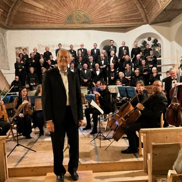 «Jauchzet, frohlocket …» - Klaus Burkhalter dirigiert den Cantate Chor. (Foto: AvS)