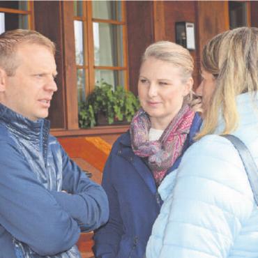 Die touristischen Hauptzugpferde sollen einheitlich auftreten - Jan Brand und seine Frau Amy wenige Minuten nach der Wahl bereits mitten im Gespräch mit Verwaltungsrätin Monika Bandi-Tanner (rechts). Auch gegenüber den Aktionären signalisierte der neue Präsident Offenheit: «Kommt mit Fragen und Anliegen zu mir.»