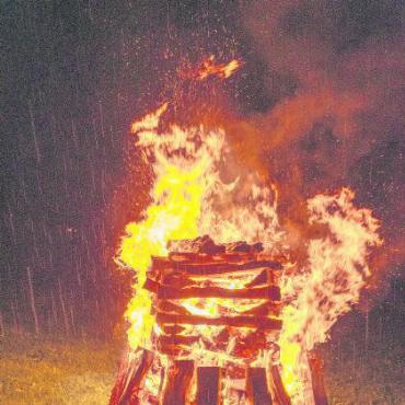 Alles Gute zum Geburtstag, liebe Schweiz! - Fröhlich brennt das 1.-Augustfeuer, trotz Regen…!