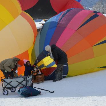Heissluftballons gegen den Wind