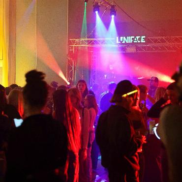 Von Jung für Jung (gebliebene) - Eine bunte Lasershow am Barfest Schönried 2025. FOTO: DOMINIC HERTIG