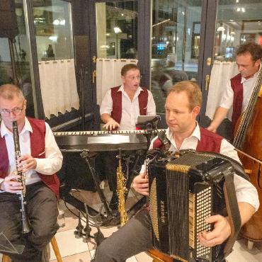Nach 40 Jahren Brauchtum und Volksmusik ist Schluss! - Die Mitglieder der Kapelle Studer-Suter aus der Innerschweiz sagen: «Wir sind sehr glücklich, dass wir auch am letzten Konzert dabei sein dürfen. Wir durften ein paar Mal bei den Anlässen mitmachen.»