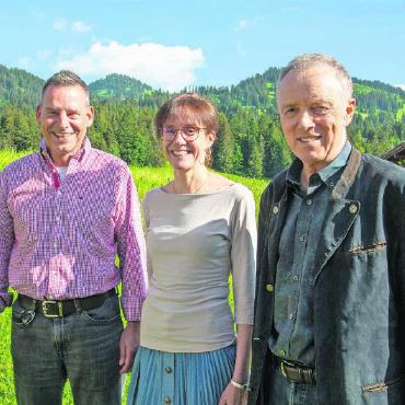 Die Gstaad Airport AG hat eine neue Geschäftsleitung - Erich Imboden (links) ist der neue COO der Gstaad Airport AG, unterstützt durch Marianne Marti. Verwaltungsratspräsident Walter Egger (rechts) zeigte sich erfreut über die neue Leitung.