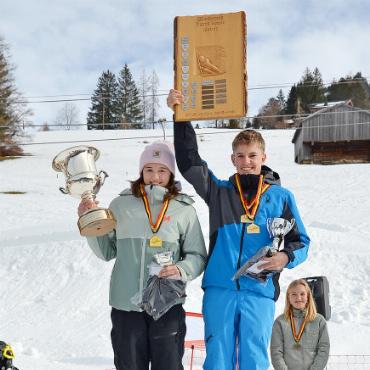 Jugendrennen Gstaad 2025 – Schnee, Spass und sportliche Höchstleistungen - Tagessiegerin Emily Michel und Tagessieger Fabio Gygax. FOTOS: ZVG