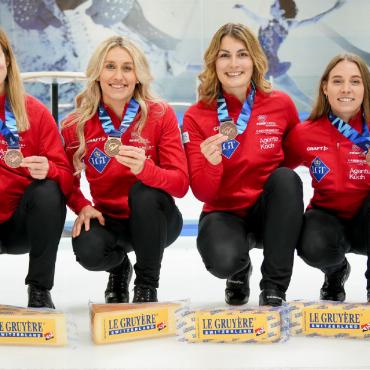 Celine Schwizgebel holt EM-Bronze - Das Bronzeteam Hürlimann mit v.r. Skip Corrie Hürlimann, Stefanie Berset, Celine Schwizgebel, Melina Bezzola (Ersatzspielerin), Martina Loertscher und Coach Janet Hürlimann.