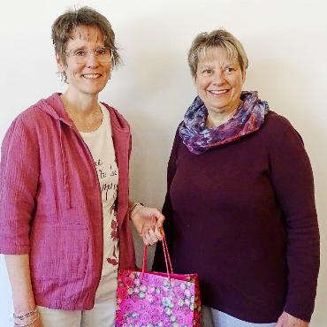 Die Wechseljahre als Chance sehen - Noch heute liebt Therese Berger (links) das Simmental, verbrachte sie doch früher viel Zeit bei ihren Grosseltern in St. Stephan. Umso mehr freute sie sich über die einheimischen Produkte, die ihr die Moderatorin Doris Kuhnen überreichte. FOTOS: VRENI MÜLLENER