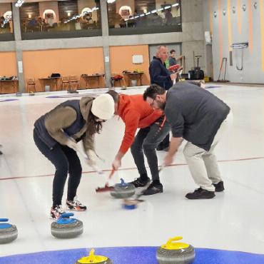Gold, Silber und Bronze nicht nur in Cortina, sondern auch beim Curlingturnier des Gewerbevereins - Teamwork beim Wischen.
