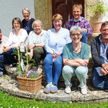 Deutliche Morgenröte am Lauener Himmel - Sie zogen bisher am Karren und schauen getrost in die Zukunft der Kirchgemeinde: v.l. Erwin Annen, Arlette Perreten, Carola Watts, Erika Reichenbach, Beatrice Perreten, Philipp Brand, Kathrin Bohren und Stephan Addor. Auf dem Bild fehlen die beiden Kirchgemeinderätinnen Antonia Reichenbach und Martina Reichenbach. FOTOS: VRENI MÜLLENER