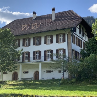 Das Pfarrhaus für Wohnraum - Das Pfarrhaus in Saanen: ein echtes Raumwunder und ein fixer Punkt im Dorf. (Foto: Jenny Sterchi)