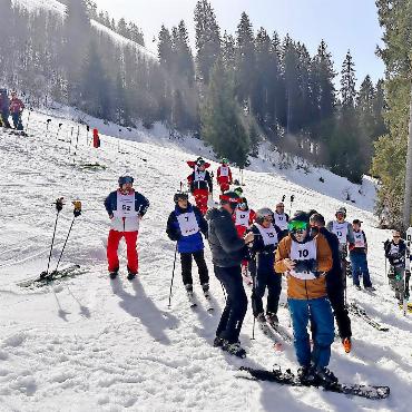 Feuerwehrkader auf Ski: Berner treffen sich zum Rennen im Saanenland - Startvorbereitungen der zahlreichen Teilnehmenden. FOTOS: DANIEL MICHEL