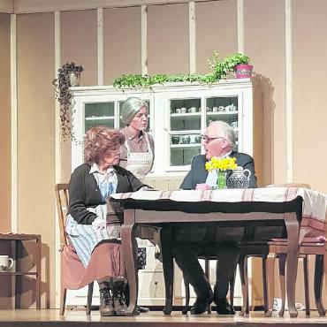Das Grubenchörli begeistert mit Konzert und Theater - Von links: Bäuerin Käthy, Schwiegermutter Lisbeth und der Pfarrer.