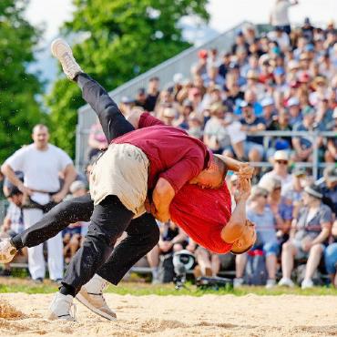 Jahresrückblick 2025 – Sport: Erfolge, die über das Saanenland hinausreichen - Annen Dominic gegen Blatter Remo am Seeländischen Schwingfest. FOTO: BARBARA LOOSLI