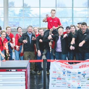 Nicola von Siebenthal – Spengler-Europameister! - Die Mitarbeitenden der Firma von7-thal, Freunde und Familie feiern den neuen Europameister! FOTO: ZVG