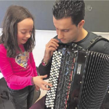 Welches Instrument darfs denn sein? - Tasten betasten – mit den Instrumenten auf Tuchfühlung – ist das eigentliche Ziel des Schnuppertages. FOTO: ZVG