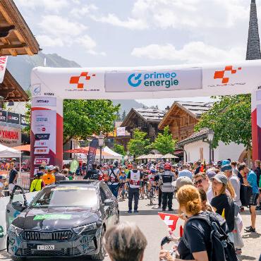 Tour de Suisse Women: Was Reusser in Gstaad begann, brachte sie zu Ende - Alle auf Startposition – bereit für die erste Etappe, im Blick von vielen interessierten Zuschauenden. FOTOS: MARCO MINNIG