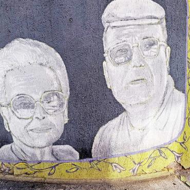 Eine scheinbar unmögliche Andenüberquerung - Wandbild von Pablo Neruda und Matilde Urrutia in Valparaiso.
