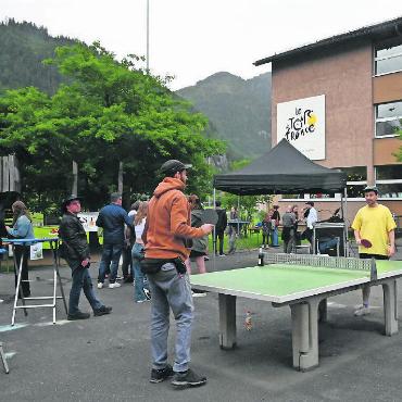 Den Sommer herausgefordert - Während andere vor Nervosität vermutlich zu platzen drohen, hatten Alan Hugo, Sänger bei «The Cavers», und sein Tonmeister vor dem Auftritt noch die Musse für einen Pingpongmatch. «Toll, wenn die Location sowas hergibt», freuten sich die beiden.