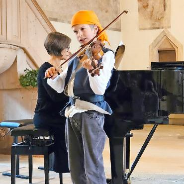 Schülerkonzerte – zur Freude aller Beteiligten - Das Geübte souverän auf die Bühne gebracht hat Aviel Eggen, Violine, am Schülerkonzert (Lehrkraft Nicole Frei, am Klavier Mila Artemieva) am letztjährigen Schülerkonzert in der Kirche Zweisimmen. FOTO: VÉRONIQUE GYGER