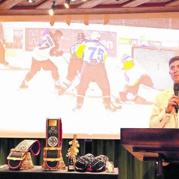 Ein Kopf-an-Kopf-Rennen beim 12. Alpina Cup - Andrew Spencer, seit der Gründung des Alpina Cups im OK-Team dabei, führt auf humoristische Art seit zwölf Jahren am Dinner im The Alpina durch die Preisverleihung. FOTOS IM THE ALPINA GSTAAD: FRANK MÜLLER