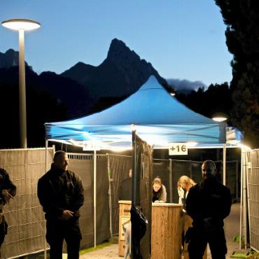 Von Jung für Jung (gebliebene) - Die Security passt auf, dass alles nach Plan verläuft. FOTO: DOMINIC HERTIG
