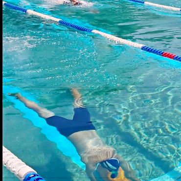 Lederne Medaillen für Saaner Rettungsschwimmer:innen - Remo bei der Rettungspuppenaufnahme. FOTOS: ZVG