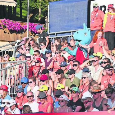 Sommer, Sonne, Stimmung: Swatch Beach Pro Gstaad 2023 - Und Tanzen ist seine Leidenschaft: Auch mit den Volunteers rockte er die Tribüne.