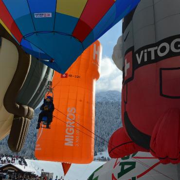 Heissluftballons gegen den Wind