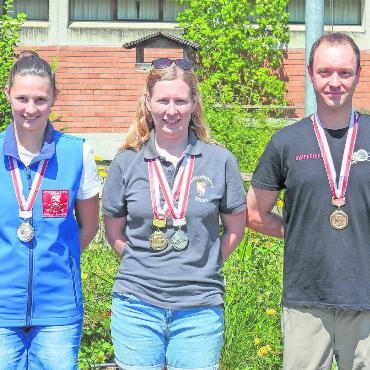 Seraina Krucker schiesst sich auf den 2. Platz bei der Matchmeisterschaft - Die besten bei der OKSV-Matchmeisterschaft: Melanie Bruni aus Amsoldingen (Mitte) siegte in der Dreistellung vor Seraina Krucker aus Schönried (links) und Michael Annen aus Zweisimmen. FOTO: OKSV