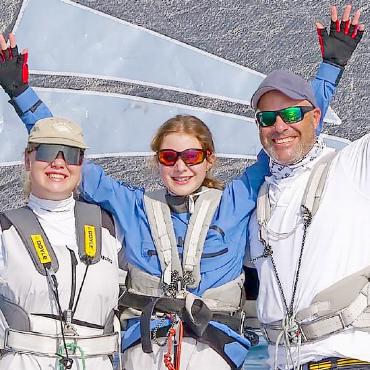Von einem, der Segelgeschichte schreibt, und weiteren Erfolgen der GYC-Mitglieder - Der siegreiche Familienvater Flavio Marazzi mit Julie und Eline beim Gewinn des Scandinavia Gold Cups.