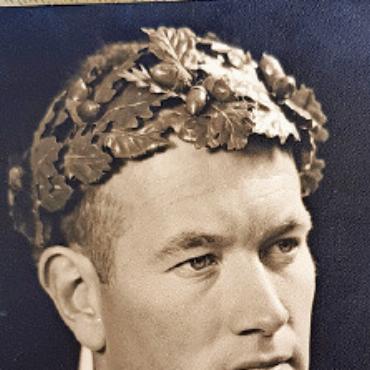 Vom Hoselupf zum publikumswirksamen Spitzensport - Brand Arthur , Auf dem Foto ziert der Brünigkranz von 1962 sein Haupt., FOTO: FRAU BRAND-BETTLER, GSTAAD