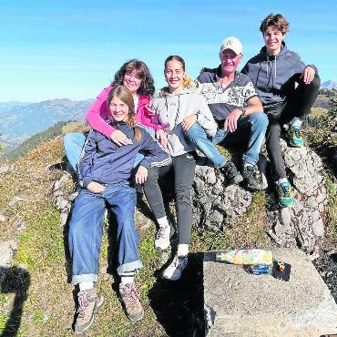 Mit beiden Füssen zum Erfolg - Bei Wanderungen mit der Familie kann Sina Hauswirth auftanken.