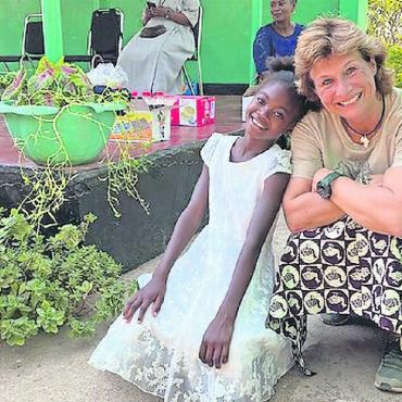 Grosses Engagement in kleinem Dorf - Sie liebt Land und Leute in Afrika: Gabi Thoenen mit einem Patenkind aus Mpanshya.