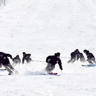 Erfolge für das Saanenland am Bernischen Skilehrertreffen - Die Sieger:innen des Demoteams Saanenland. FOTOS: ZVG