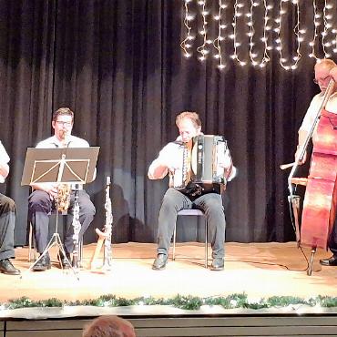 Musik und Bräzeliduft lagen in der Luft - Ländlerkapelle «Lauenengruss».