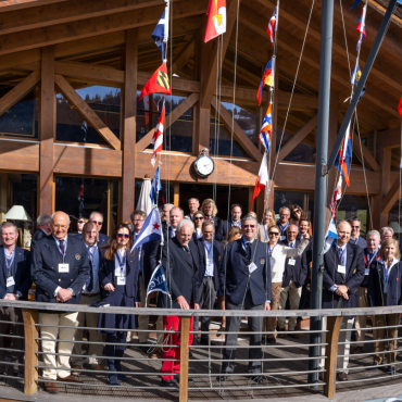 Gstaad Yacht Club mitten in den Bergen –  Zentrum der Weltklasse-Yachtclubs für drei Tage  - Offizielle Flaggenzeremonie zur Eröffnung der 9. Europäischen ICOYC Konferenz im GYC-Klubhaus. (Foto: ZVG)