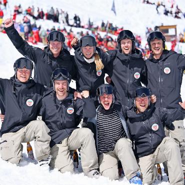 Saanenland dominiert am Swiss Snow Happening 2026 - Das Demoteam Saanenland feiert seinen Triumph: (vlnr – hinten) Lucien Blum, Mirjam Oertle, Joel Oehrli, Benz Reichenbach, (vlnr– vorne) Tim Staub, Laszlo Neff, Bigna Däpp und Silver Hauswirth.
FOTO: MICHAEL ZIMMERMANN