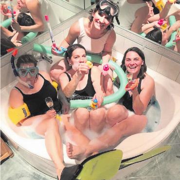 «Die Badi ist es» - Das Schreibteam des neuen Stückes «Badi 62» freut sich schon jetzt in der warmen Badewanne auf hoffentlich ebenso angenehme Temperaturen bei den Aufführungen im kommenden August in der Badi Zweisimmen: hinten Nathalie Moser; vorne v.l. Olivia Wittwer, Ruth Domke und Christine Schwizgebel. FOTO: ZVG