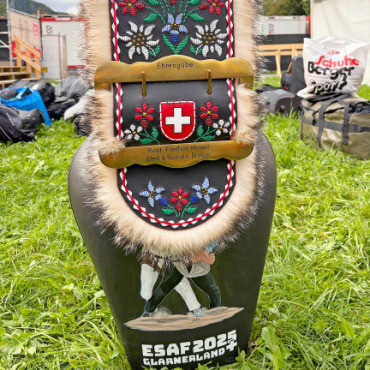 «Manne, ad Arbet»: zwei Saaner am ESAF - Die beiden Saaner Schwinger kehrten mit fast identischen Gaben aus dem Gabentempel des ESAF nach Hause: Treichel für Annen Dominic.