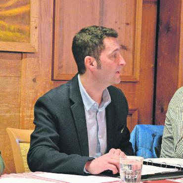 «Wie sieht die Zukunft der Märkte in Saanen aus?» - Präsident Niclas Baumer leitete die Dorfversammlung souverän und speditiv. FOTO: NICOLAS GEISSBÜHLER